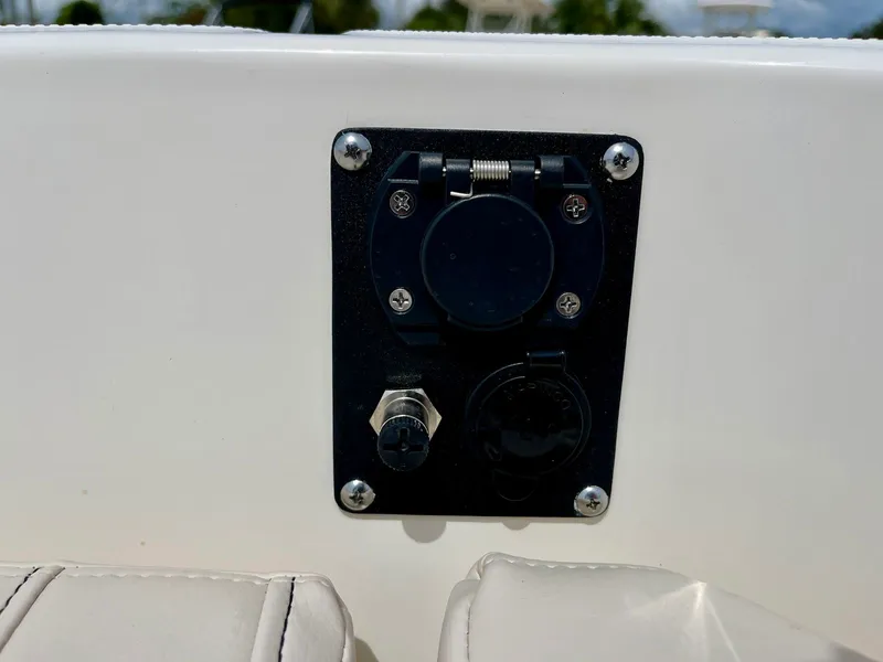 Slide: The Image of Boston whaler 22DNT 2026 - 23