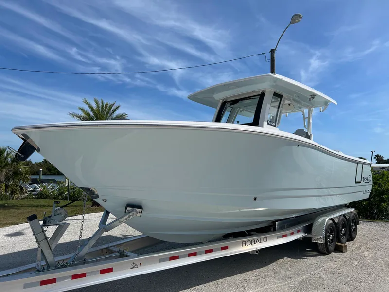 The Image of Robalo R300 2026 - 0