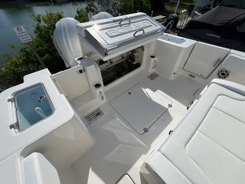 Slide: The Image of Robalo R300 2026 - 10