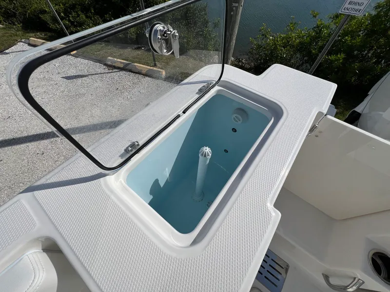 Slide: The Image of Robalo R300 2026 - 13