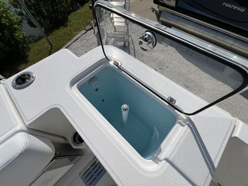 Slide: The Image of Robalo R300 2026 - 14