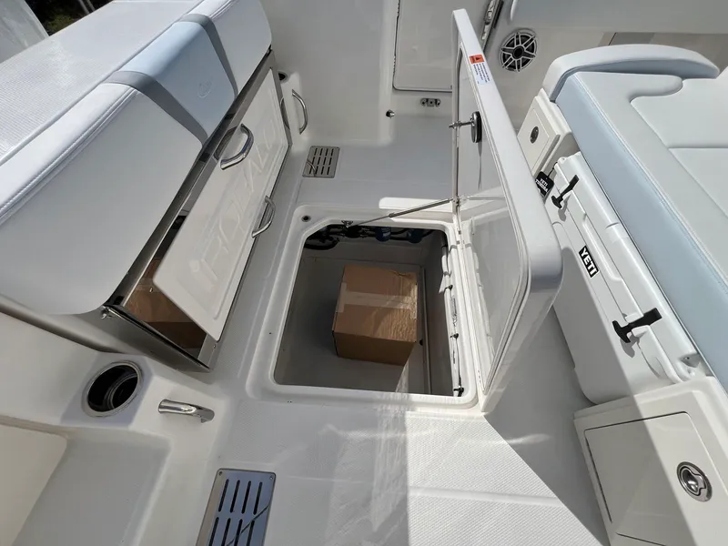 Slide: The Image of Robalo R300 2026 - 15