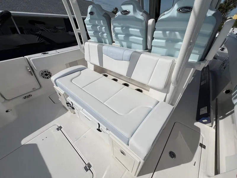 Slide: The Image of Robalo R300 2026 - 17