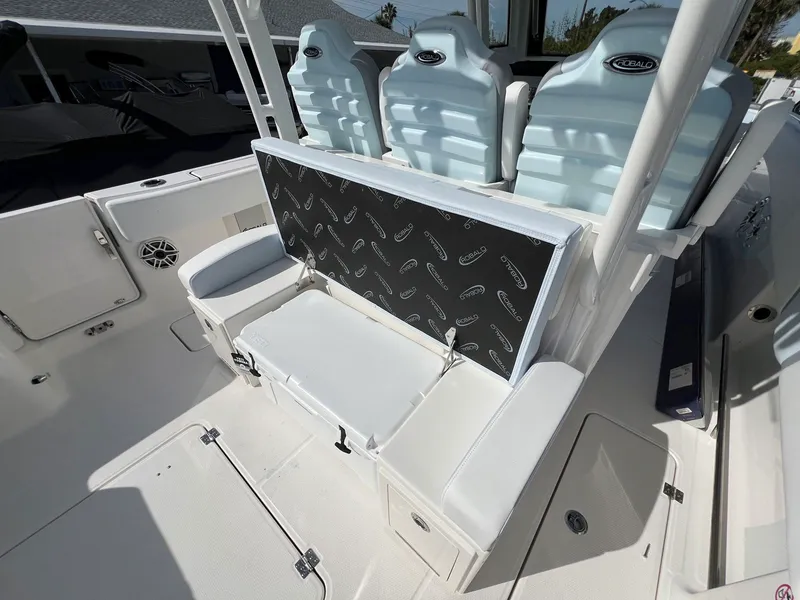 Slide: The Image of Robalo R300 2026 - 18