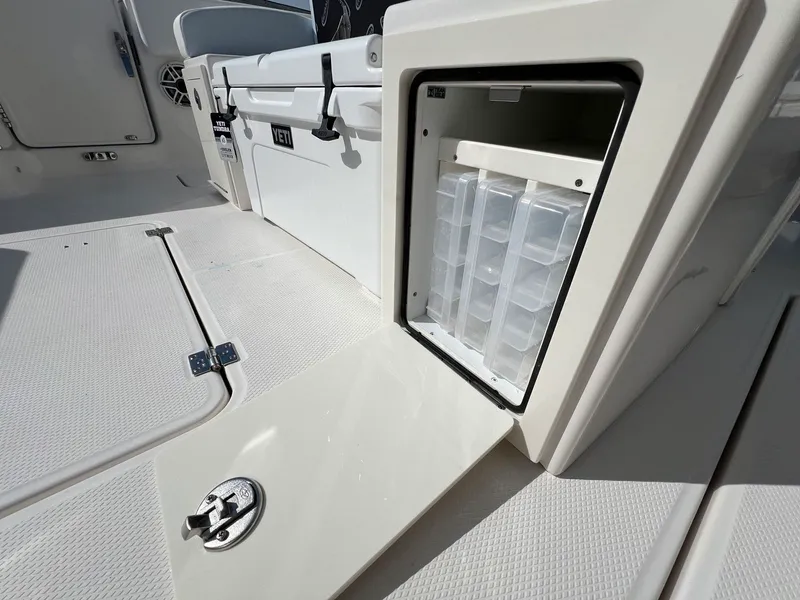 Slide: The Image of Robalo R300 2026 - 19