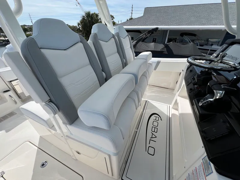 Slide: The Image of Robalo R300 2026 - 20