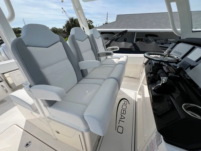Slide: The Image of Robalo R300 2026 - 21
