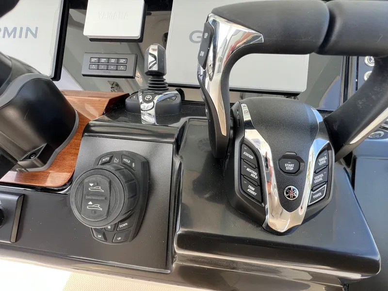 Slide: The Image of Robalo R300 2026 - 26