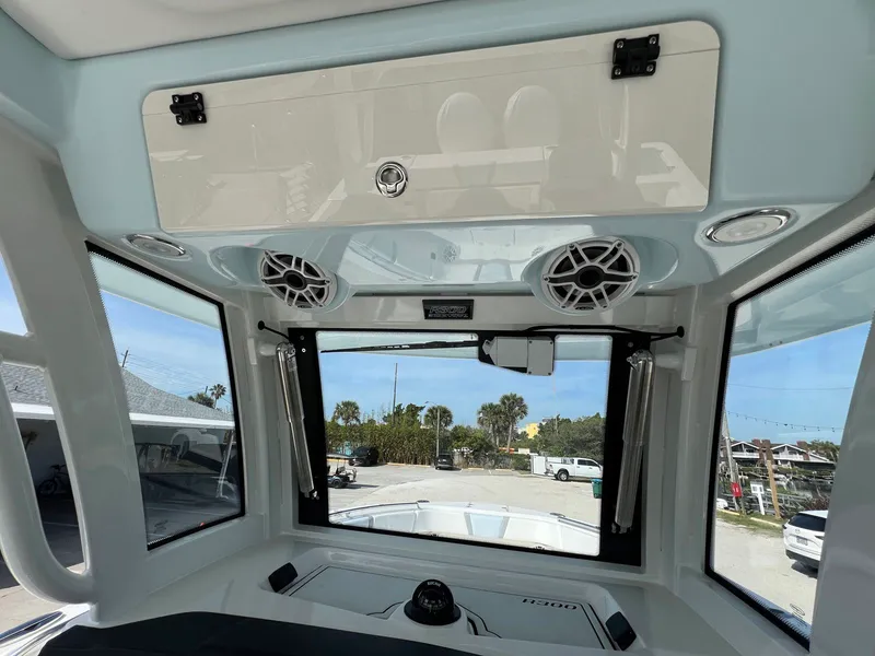 Slide: The Image of Robalo R300 2026 - 27