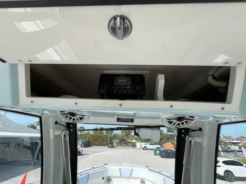 Slide: The Image of Robalo R300 2026 - 28