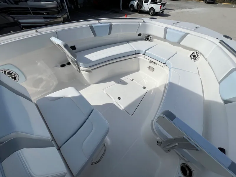Slide: The Image of Robalo R300 2026 - 30
