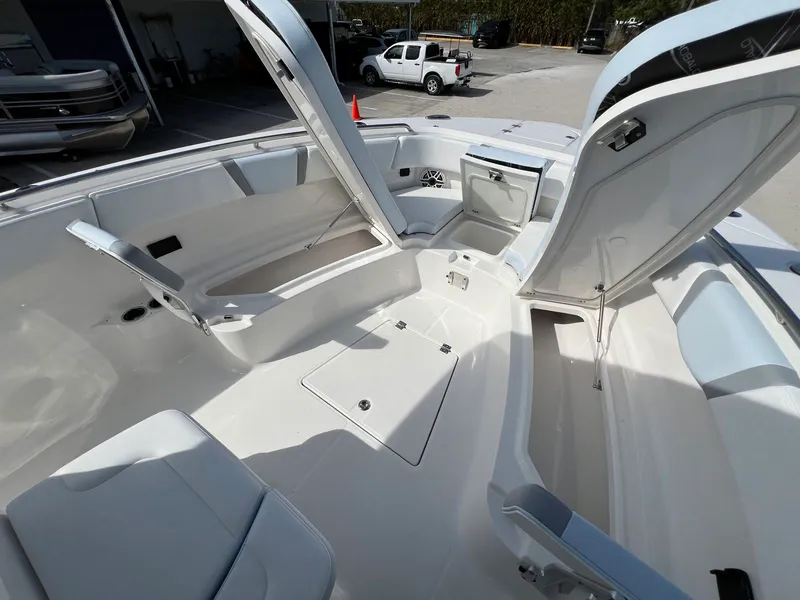 Slide: The Image of Robalo R300 2026 - 31