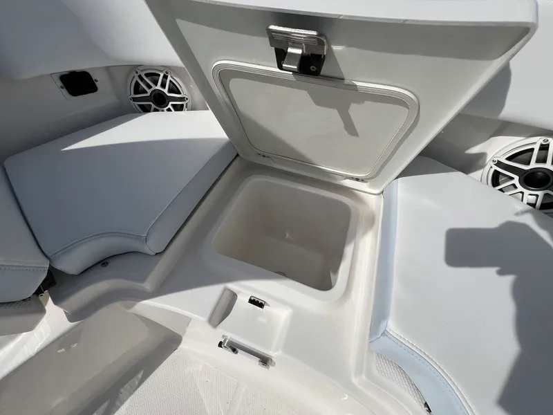 Slide: The Image of Robalo R300 2026 - 33