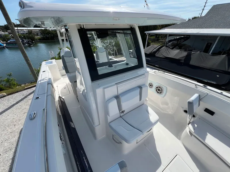 Slide: The Image of Robalo R300 2026 - 35