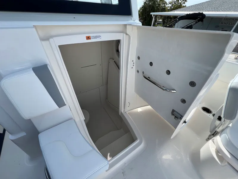 Slide: The Image of Robalo R300 2026 - 36