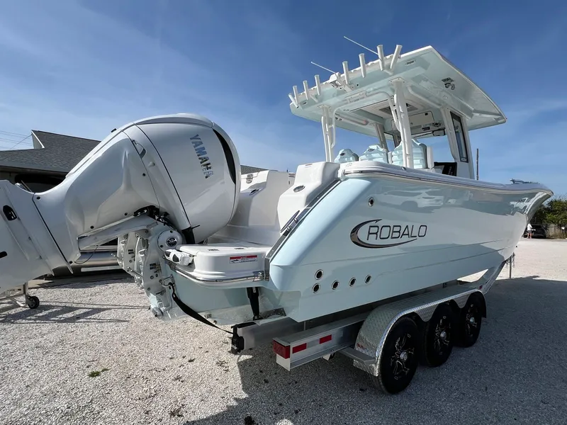 Slide: The Image of Robalo R300 2026 - 4