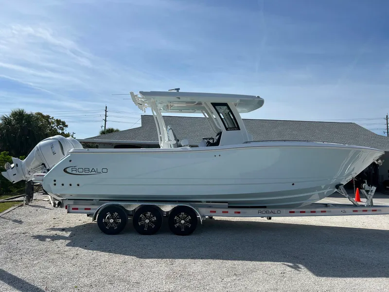 Slide: The Image of Robalo R300 2026 - 5