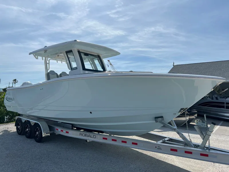 Slide: The Image of Robalo R300 2026 - 6