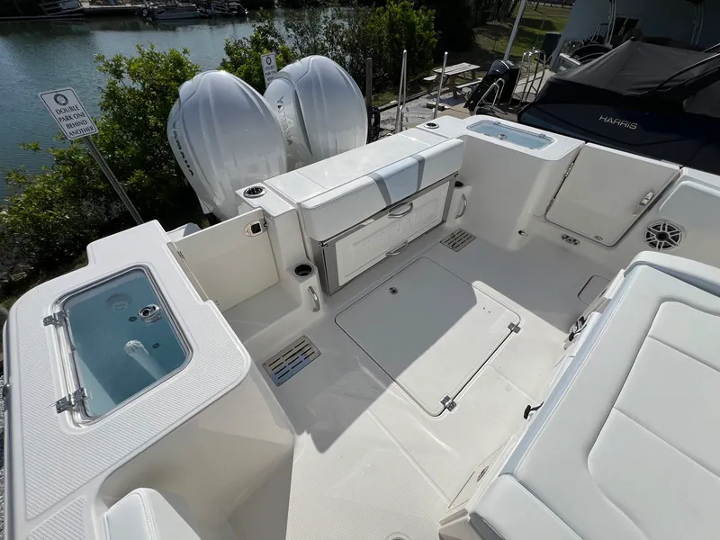 Slide: The Image of Robalo R300 2026 - 8