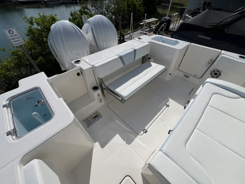 Slide: The Image of Robalo R300 2026 - 9