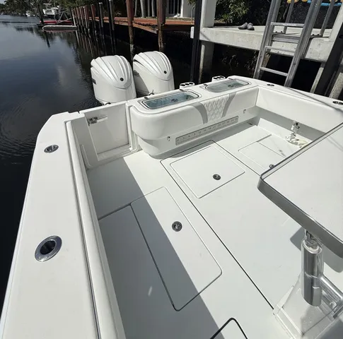 Slide: The Image of Contender 32ST 32' 2025 - 15