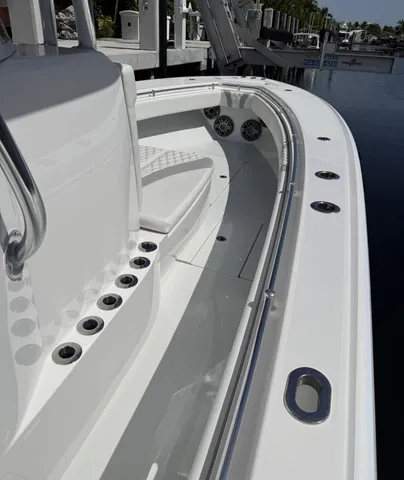 Slide: The Image of Contender 32ST 32' 2025 - 18