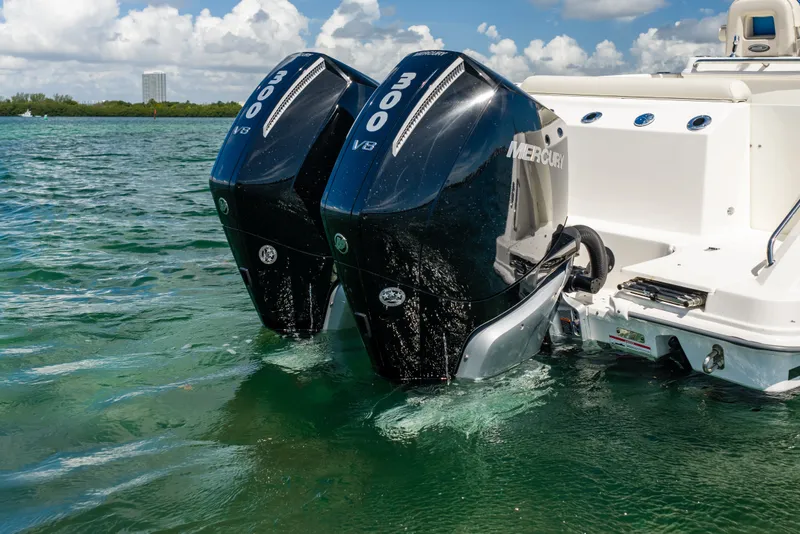 Slide: The Image of Boston Whaler 280 Outrage 2024 - 15