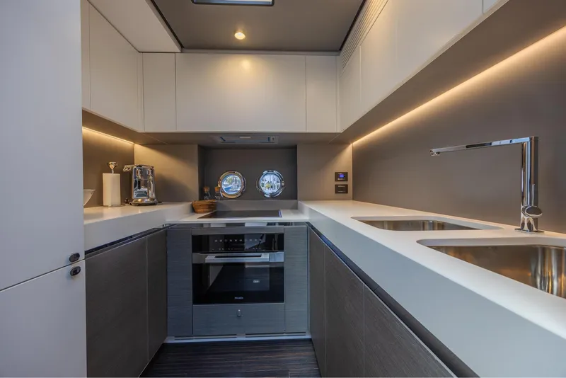 Slide: The Image of Azimut 80 2022 - 20