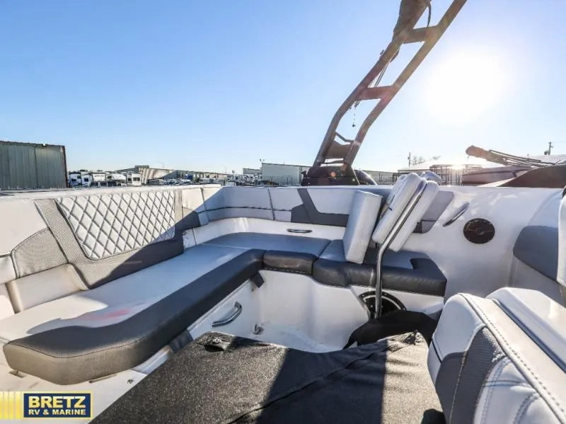 Slide: The Image of Bayliner VR6 Bowrider 2026 - 15
