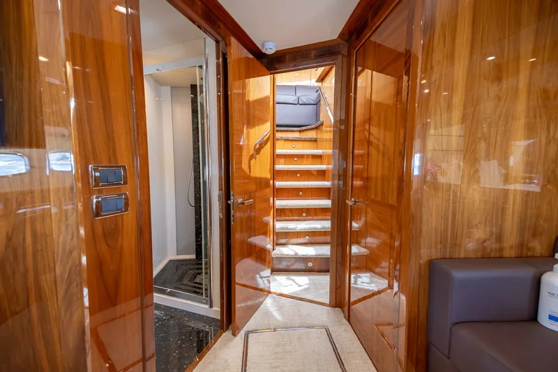 Slide: The Image of Sunseeker 88 2011 - 24