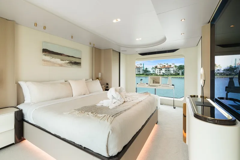 Slide: The Image of Azimut 105 2022 - 21