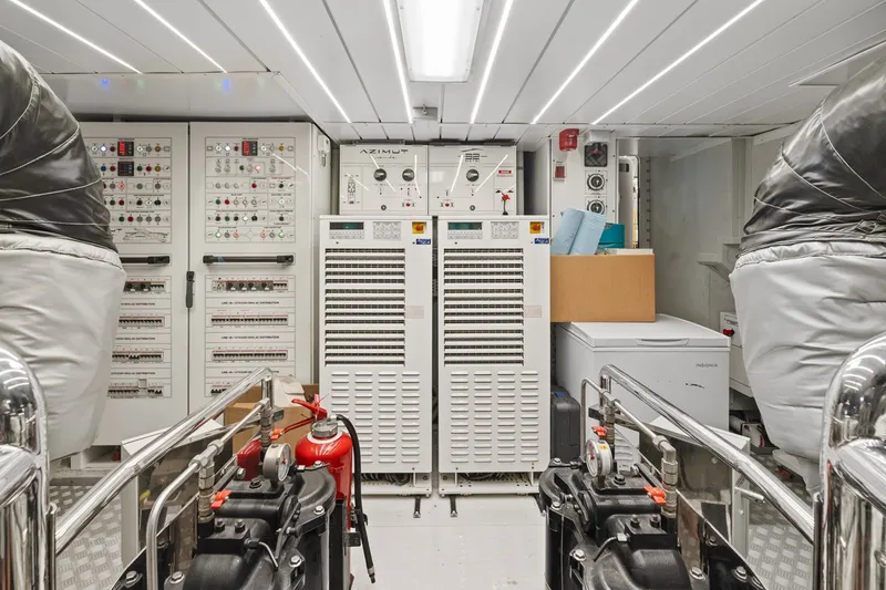 Slide: The Image of Azimut 105 2022 - 33