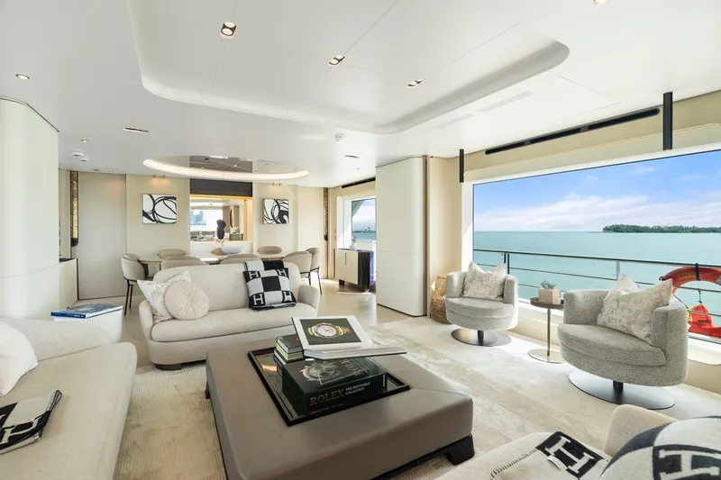 Slide: The Image of Azimut 105 2022 - 14