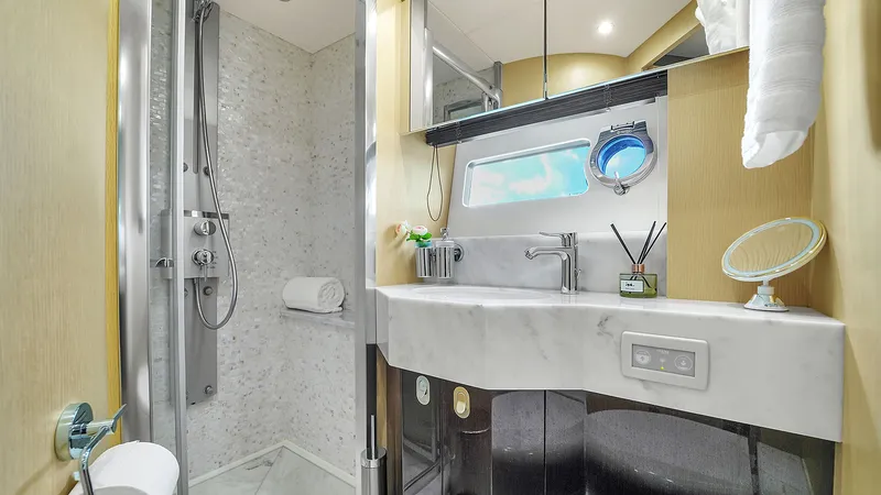Slide: The Image of Sunseeker 75 2015 - 33