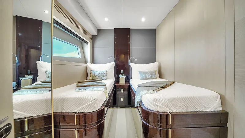 Slide: The Image of Sunseeker 75 2015 - 32