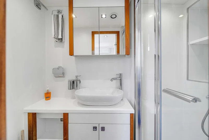 Slide: The Image of Sunseeker 86 2019 - 27