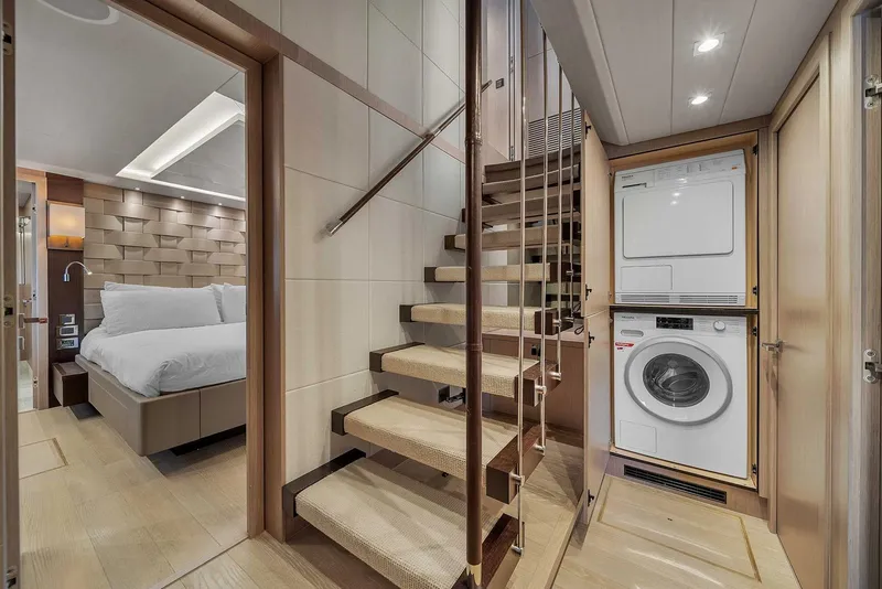 Slide: The Image of Sunseeker 86 2019 - 24