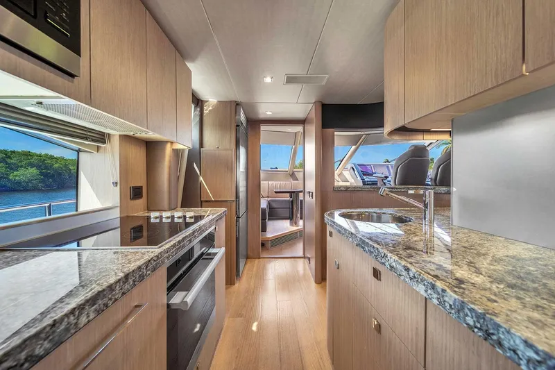 Slide: The Image of Sunseeker 86 2019 - 20