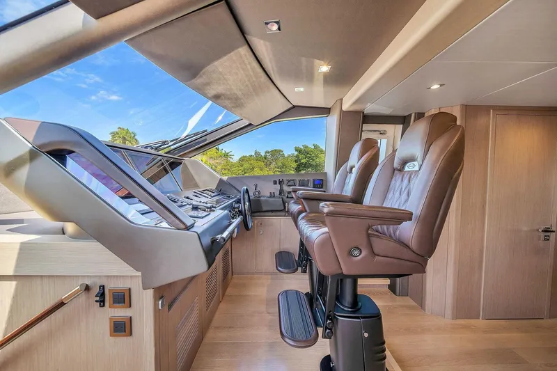 Slide: The Image of Sunseeker 86 2019 - 22