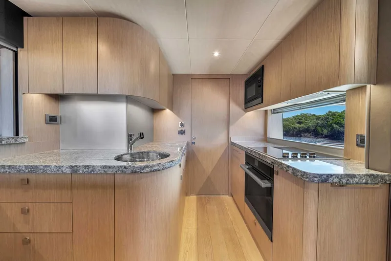 Slide: The Image of Sunseeker 86 2019 - 23