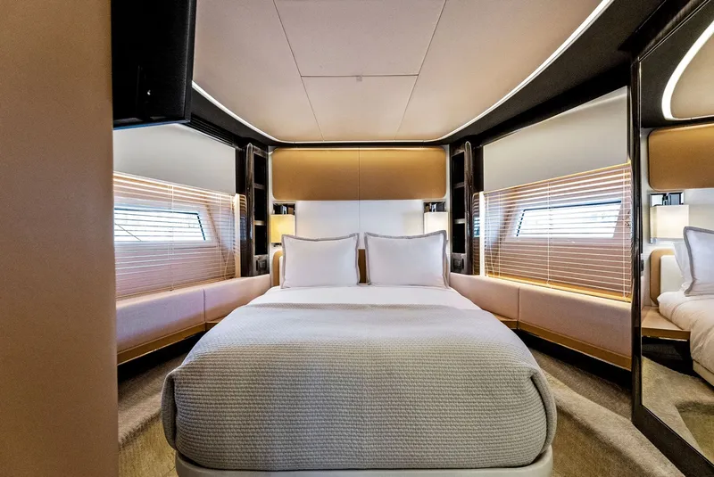 Slide: The Image of Azimut 77 2018 - 23