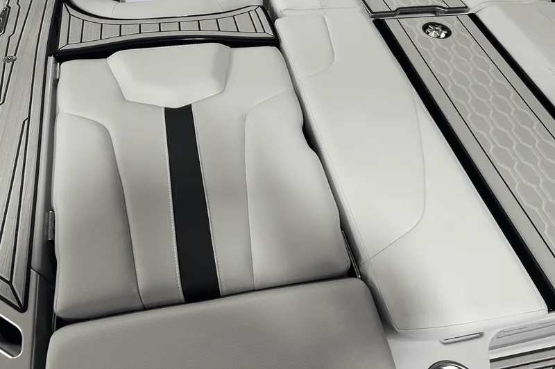 Slide: The Image of Mastercraft XT25 2024 - 24