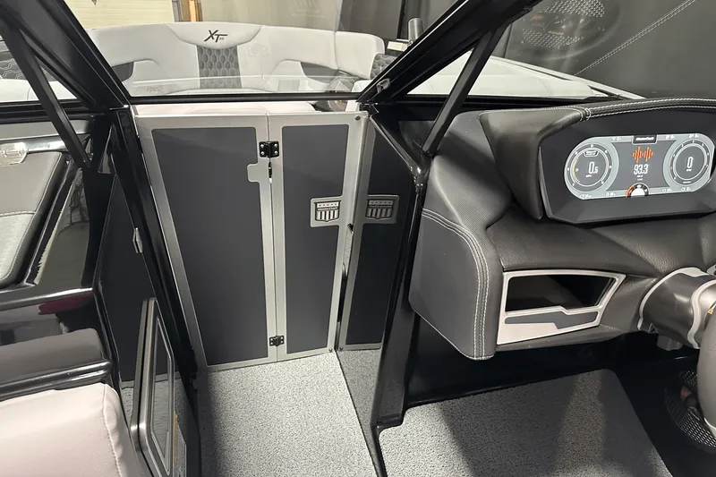 Slide: The Image of Mastercraft XT25 2024 - 48