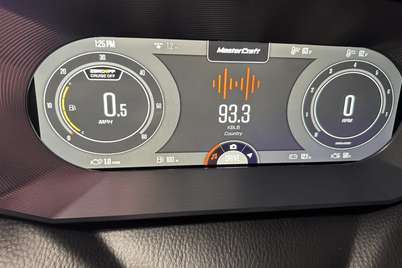 Slide: The Image of Mastercraft XT25 2024 - 70