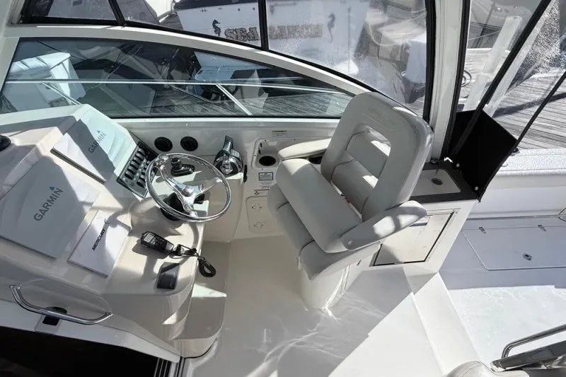Slide: The Image of Boston Whaler 315 Conquest 2018 - 11