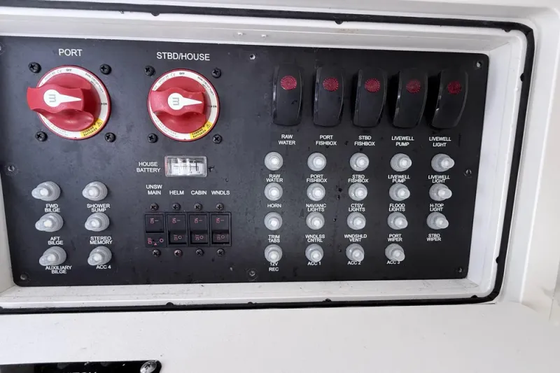 Slide: The Image of Boston Whaler 315 Conquest 2018 - 9