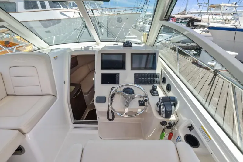 Slide: The Image of Boston Whaler 315 Conquest 2018 - 25