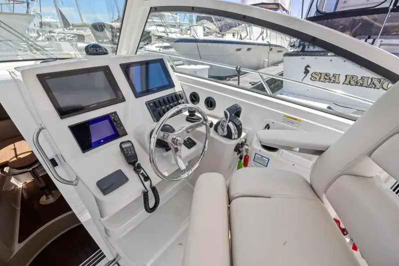 Slide: The Image of Boston Whaler 315 Conquest 2018 - 24