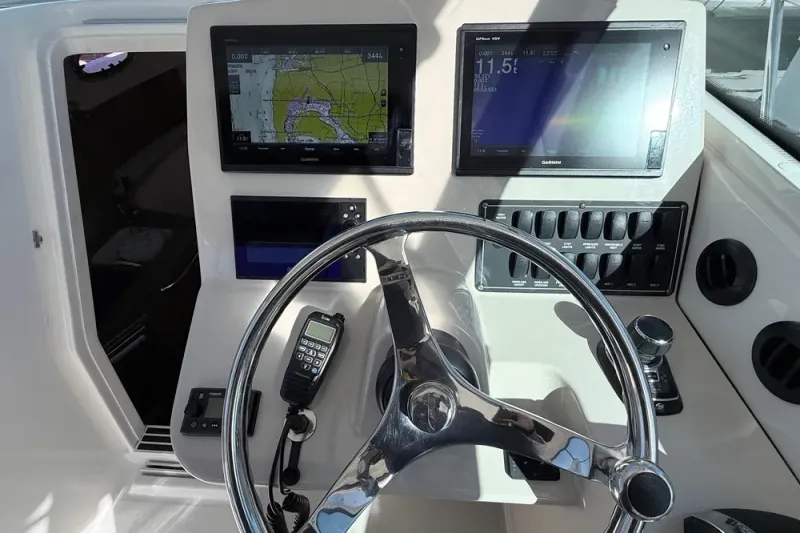 Slide: The Image of Boston Whaler 315 Conquest 2018 - 6