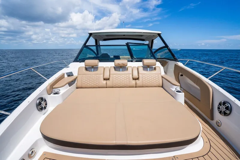 Slide: The Image of Sea Ray Sundancer 320 2020 - 4